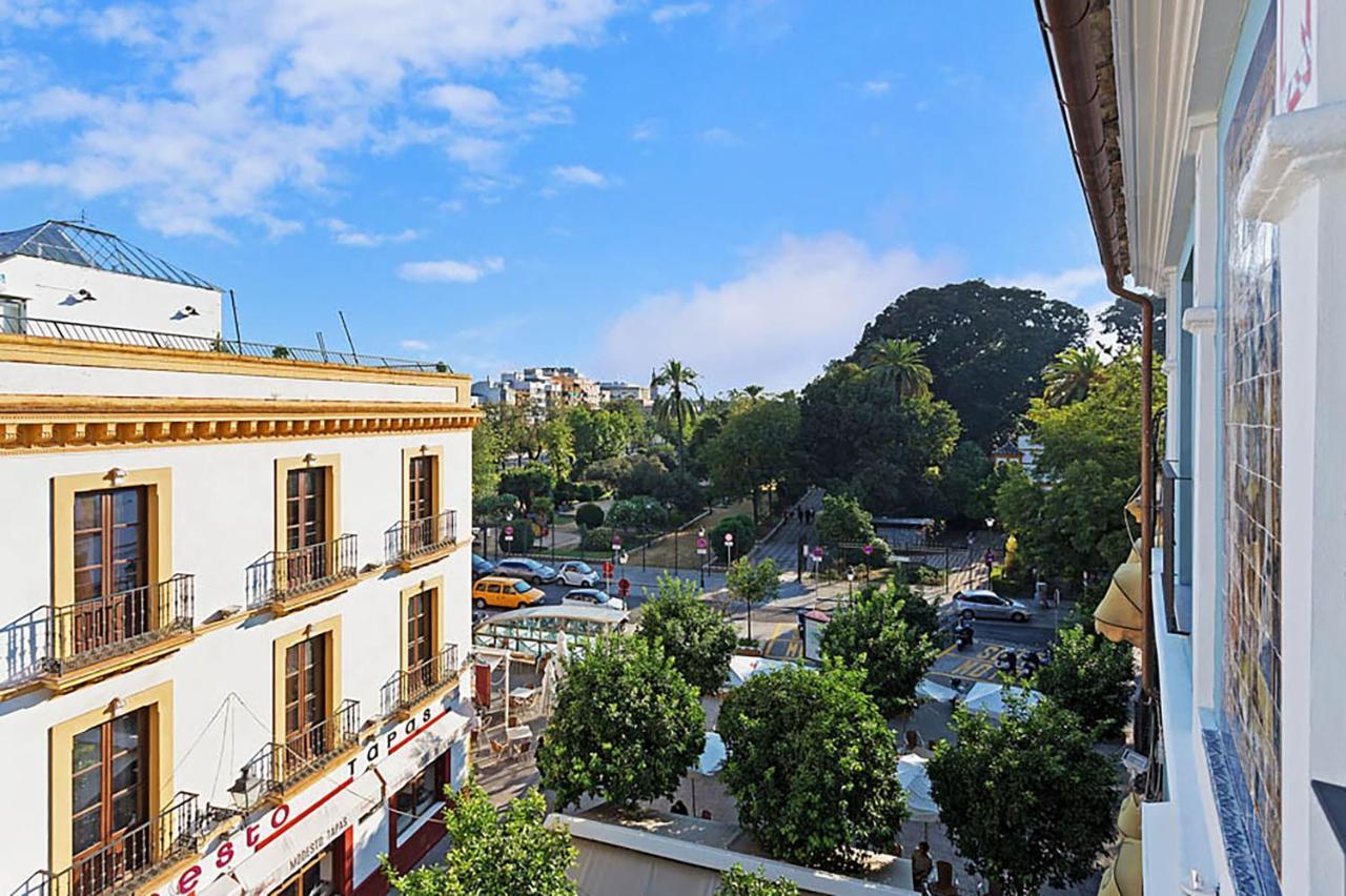 Palacio Del Siglo XVII Frente A Los Jardines De Murillo Sevilla Exteriör bild