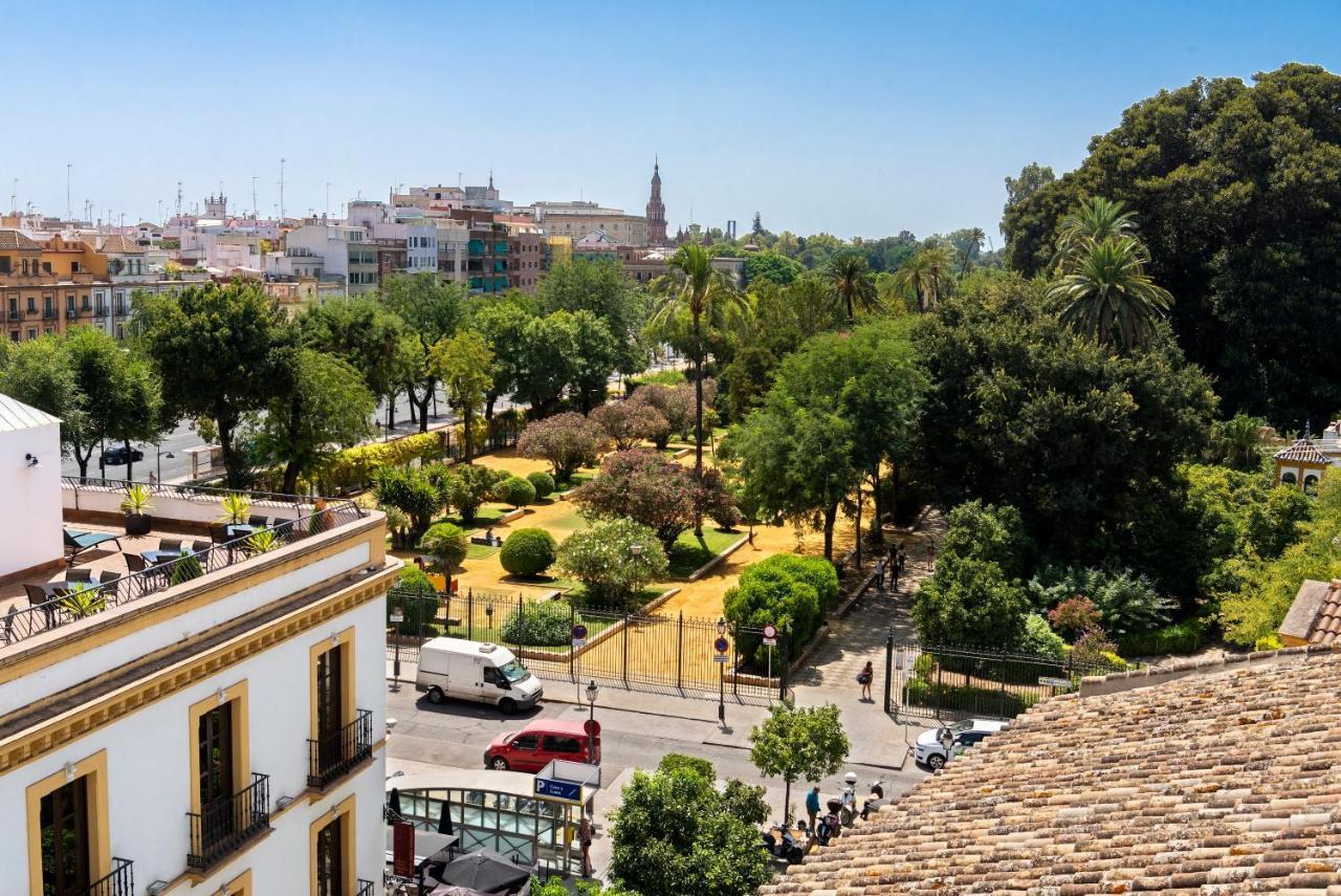 Palacio Del Siglo XVII Frente A Los Jardines De Murillo Sevilla Exteriör bild